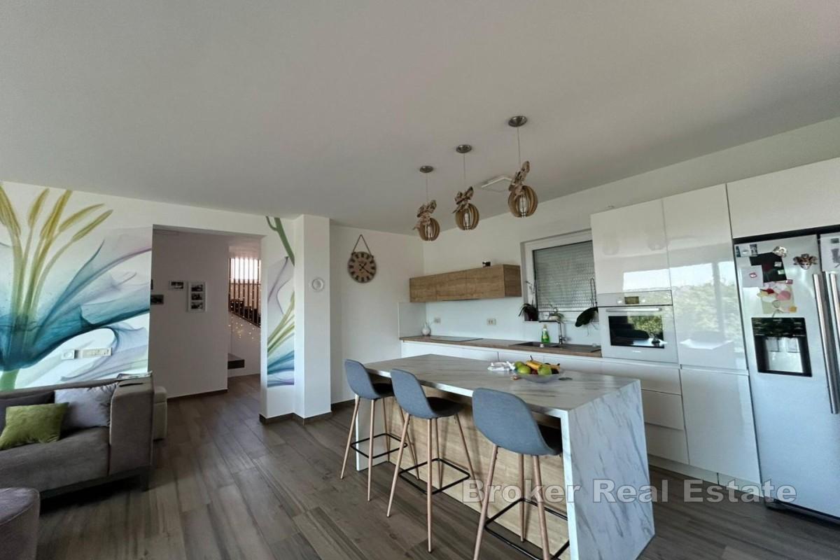 Modernes Einfamilienhaus mit Meer- und Naturblick