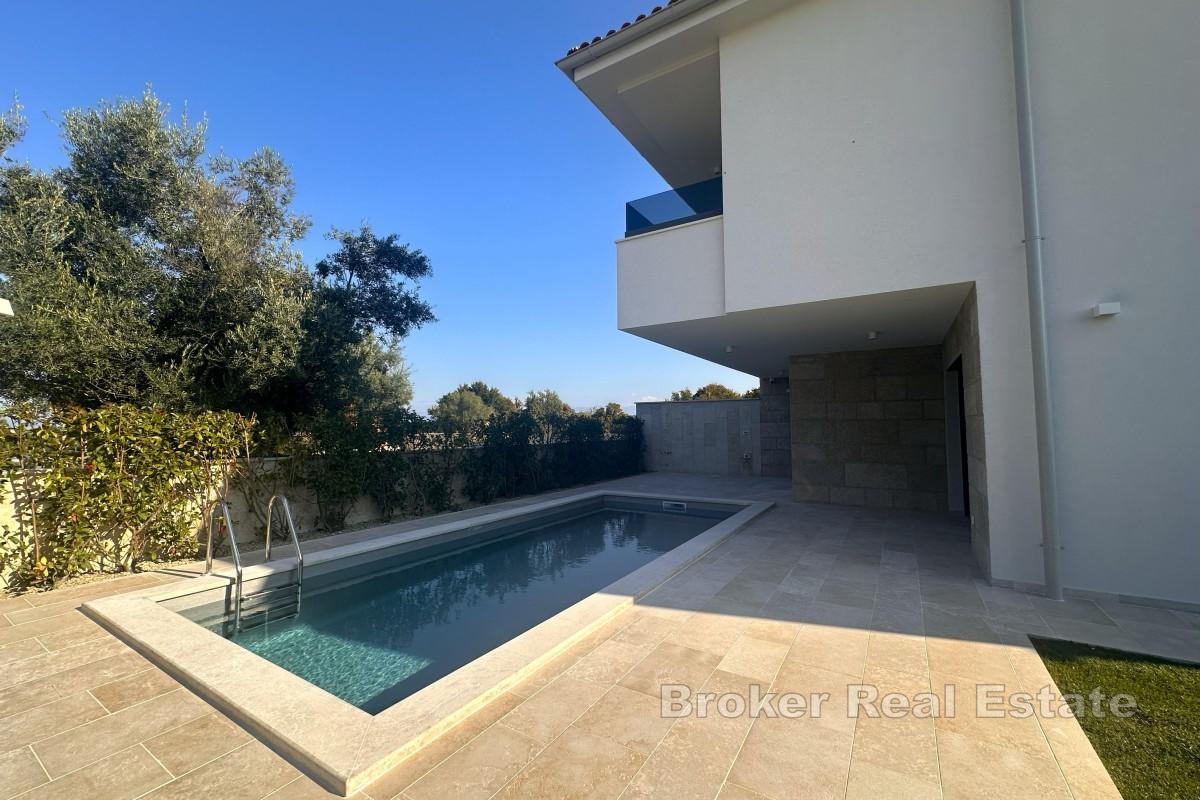 Casa bifamiliare moderna con piscina