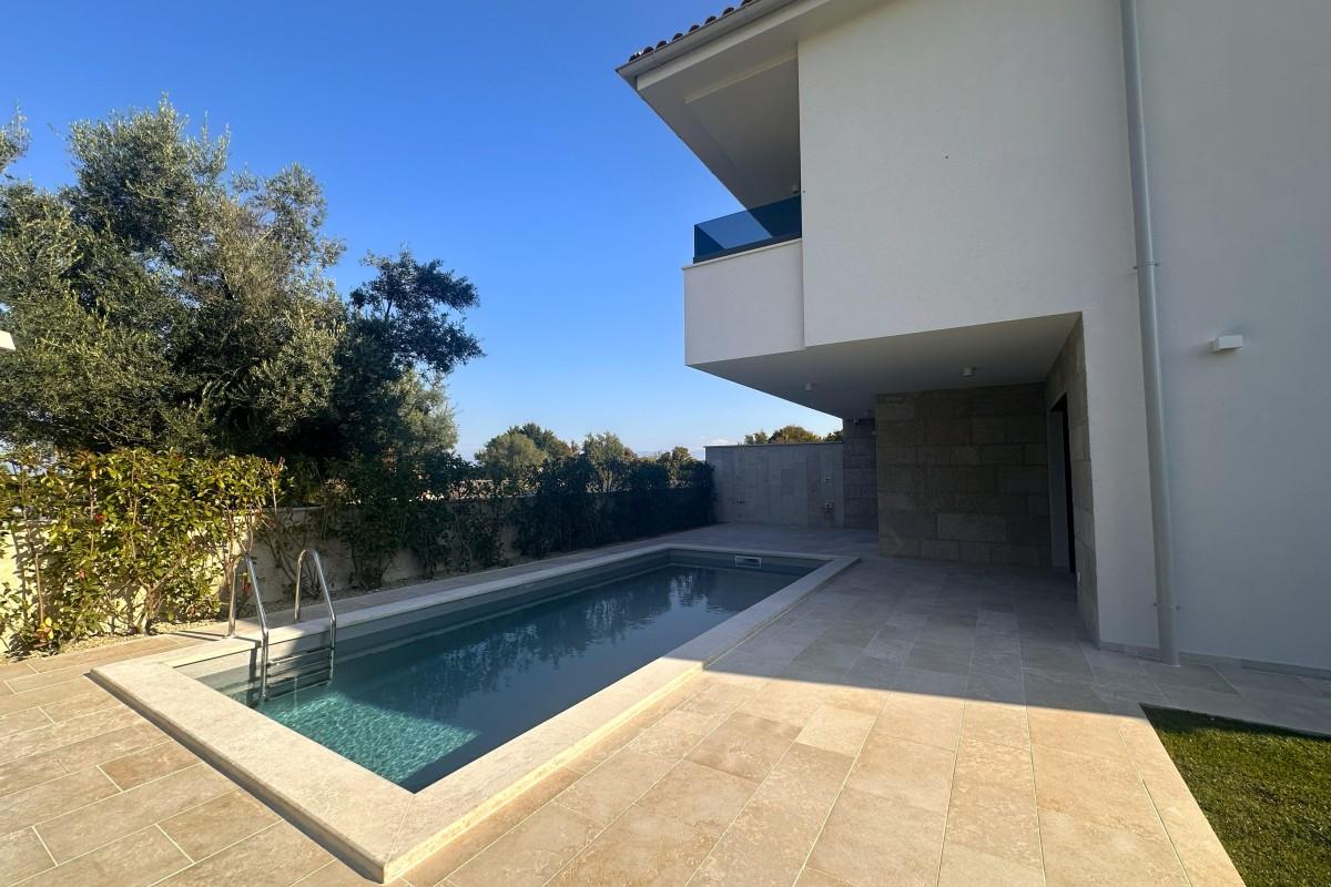 Casa bifamiliare moderna con piscina