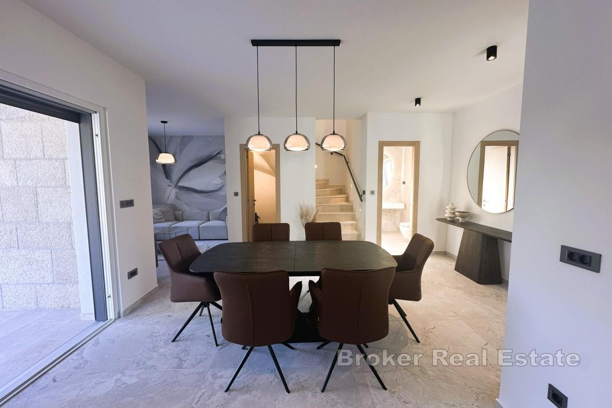 Casa bifamiliare moderna con piscina