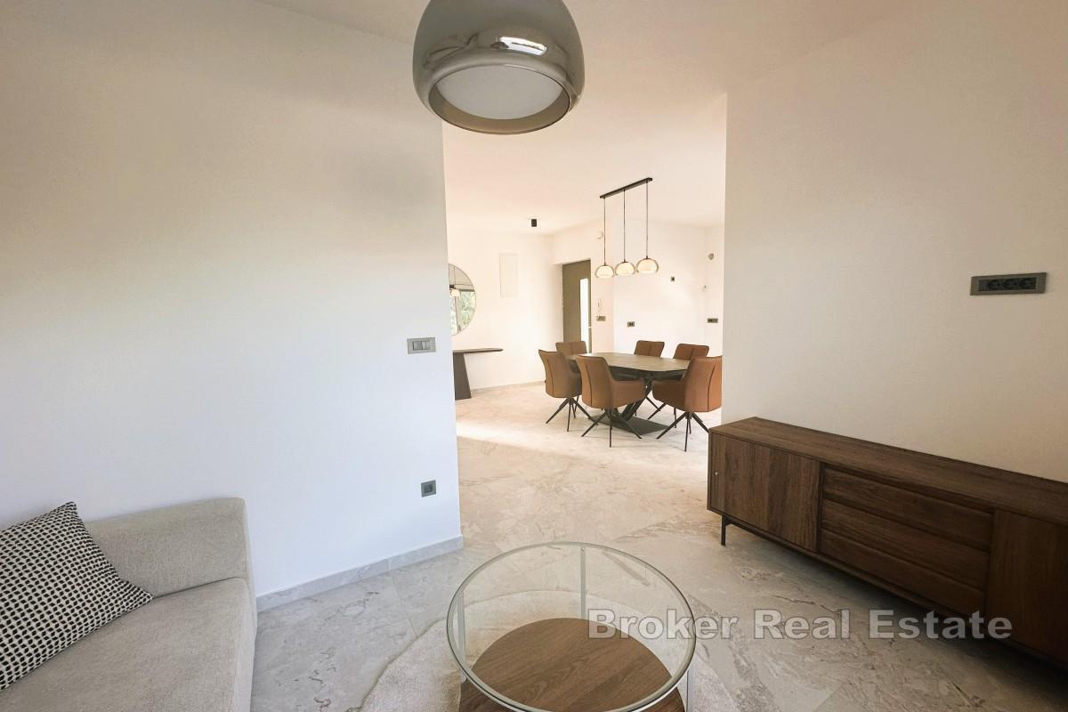 Casa bifamiliare moderna con piscina