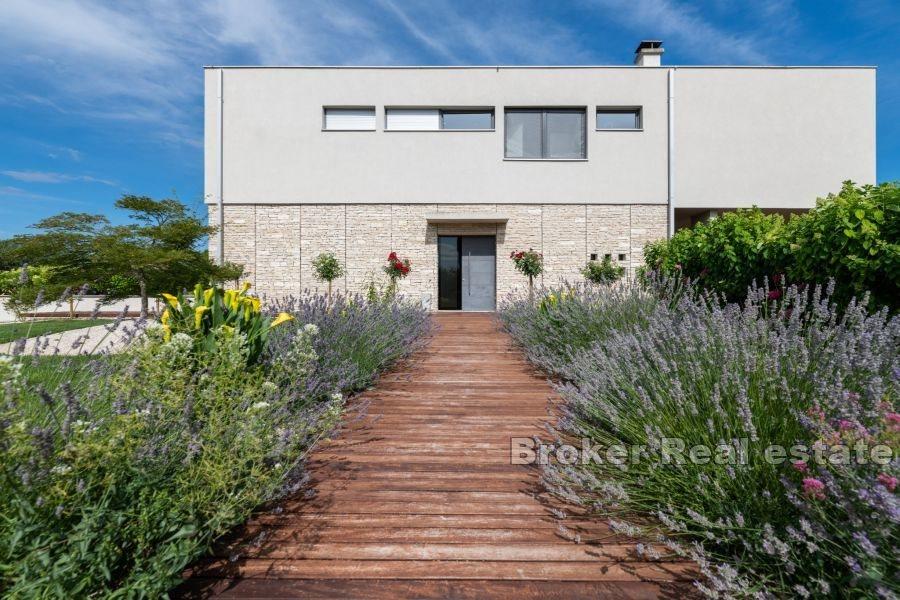 Роскошная вилла с видом на море