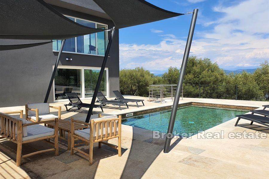 Moderní vila s výhledem na moře