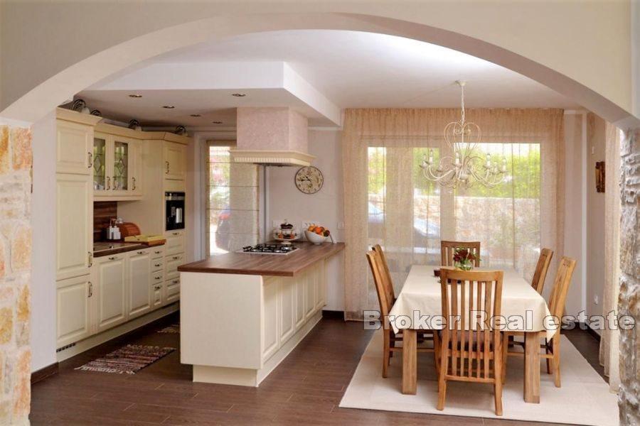 Steinhäuser mit Schwimmbad