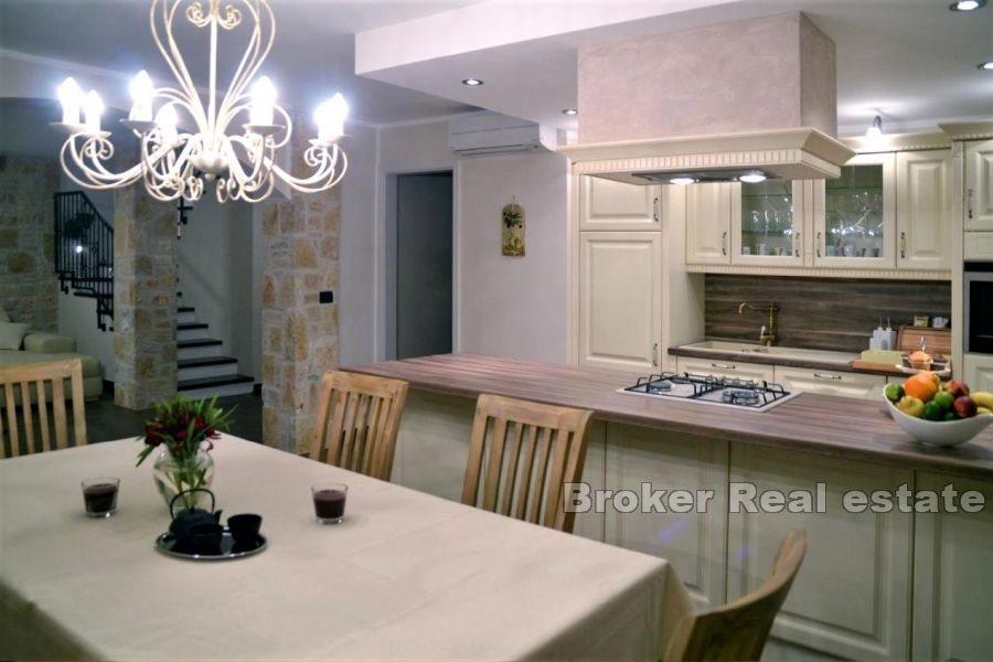 Steinhäuser mit Schwimmbad