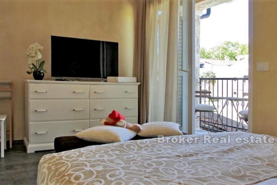 Kamene kuće s bazenom