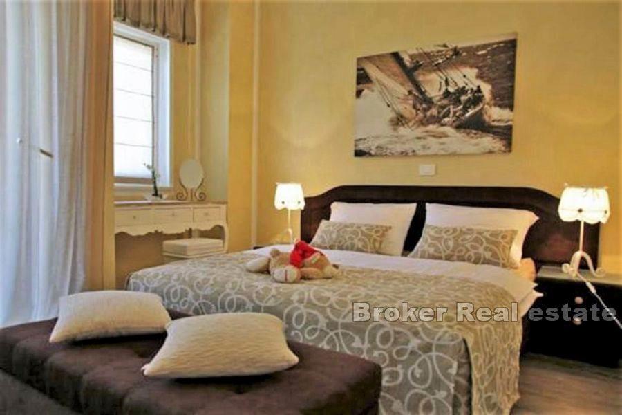 Kamene kuće s bazenom