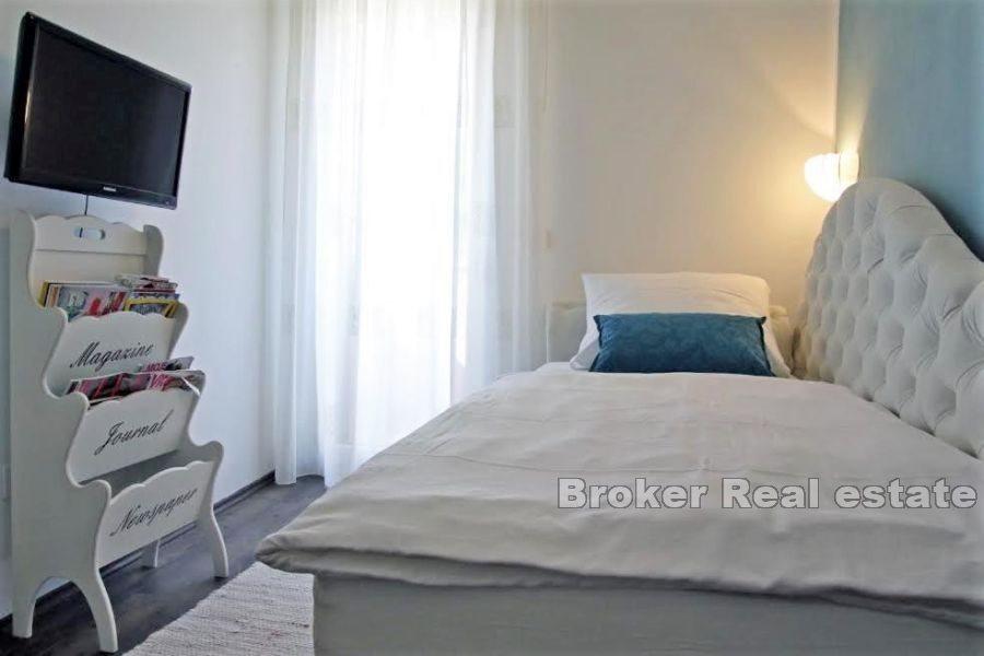 Kamene kuće s bazenom