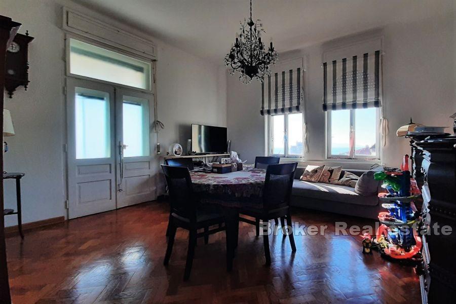 Prostorný apartmán s výhledem na moře