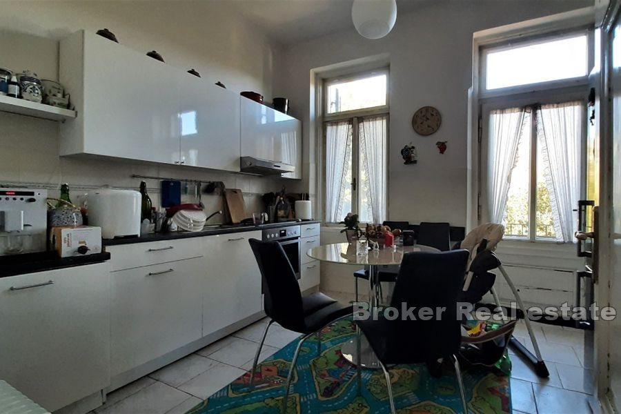 Prostorný apartmán s výhledem na moře