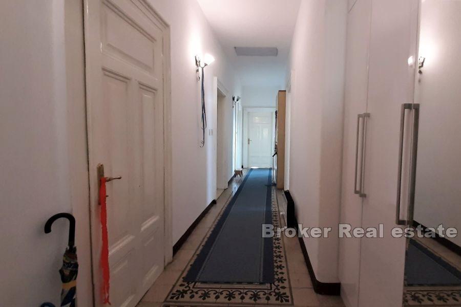 Prostorný apartmán s výhledem na moře