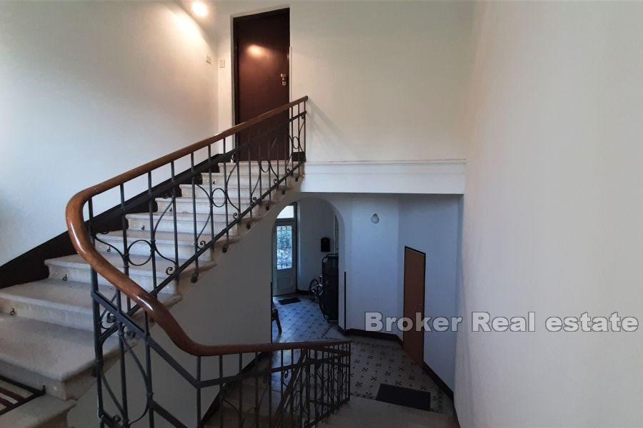 Prostorný apartmán s výhledem na moře