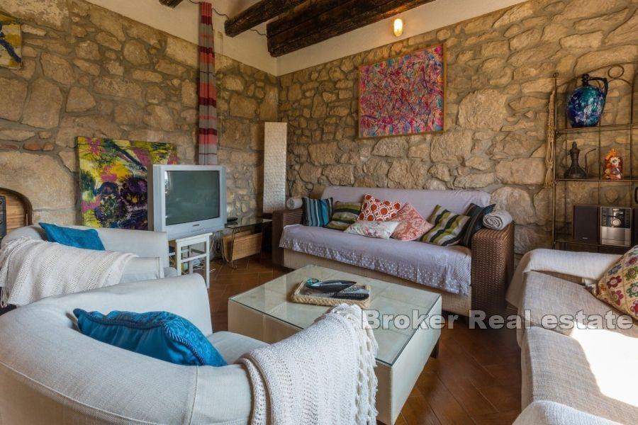 Steinhus med svømmebasseng