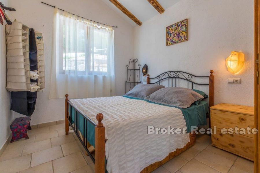 Steinhus med svømmebasseng