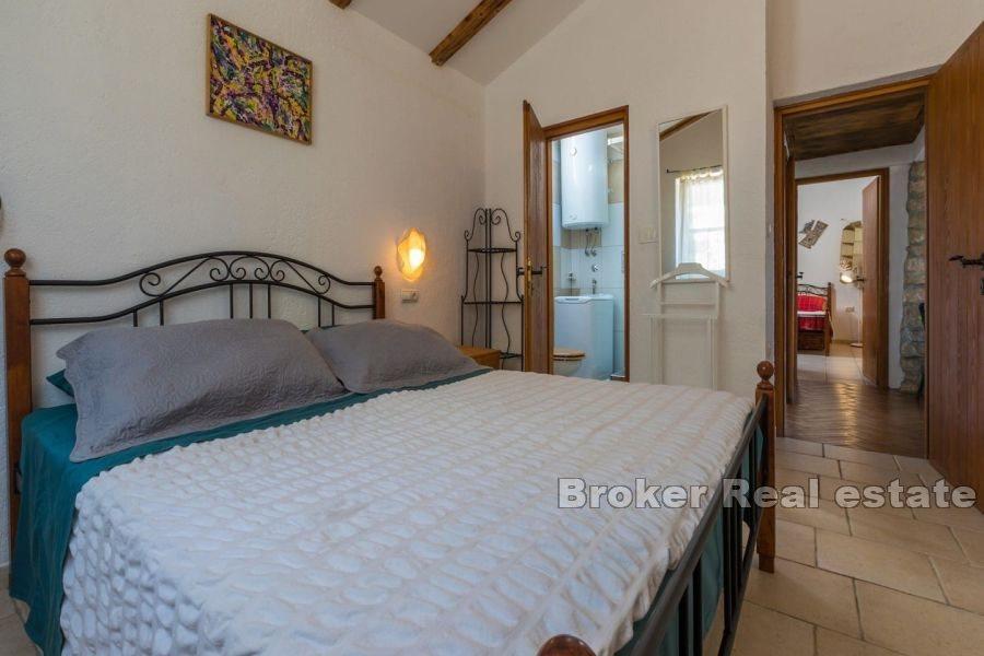 Kamenný dům s bazénem