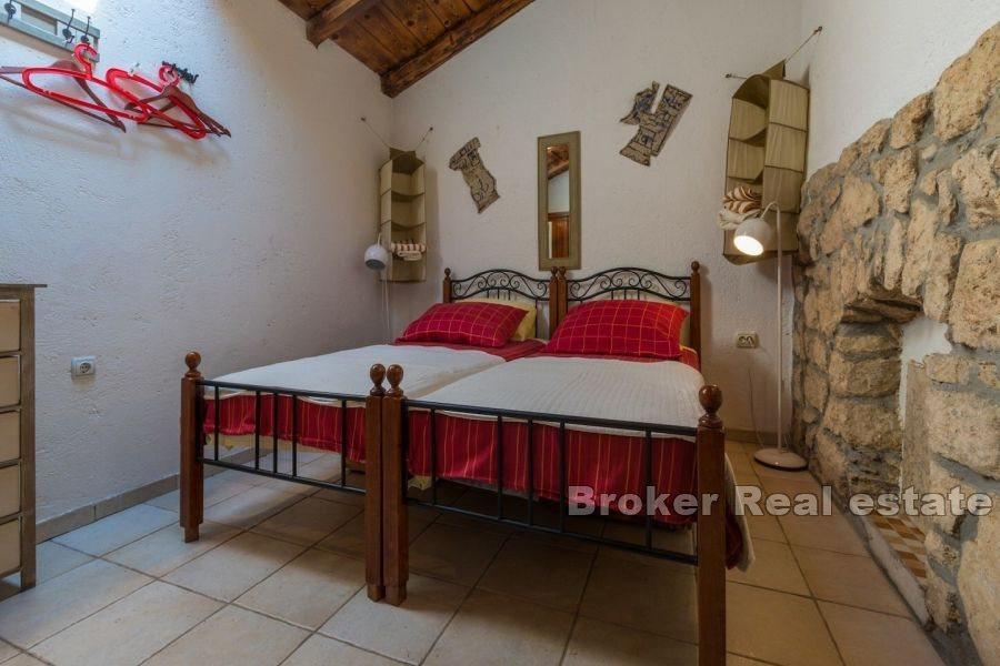 Steinhus med svømmebasseng