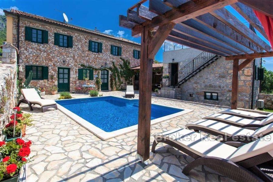 Rustik villa med pool