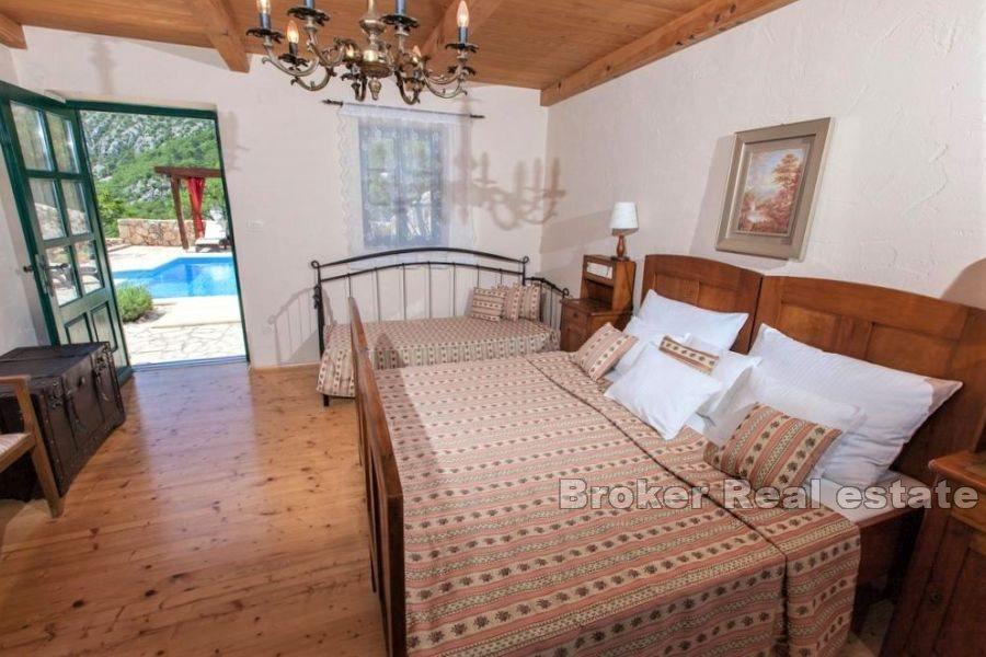 Rustikk villa med basseng