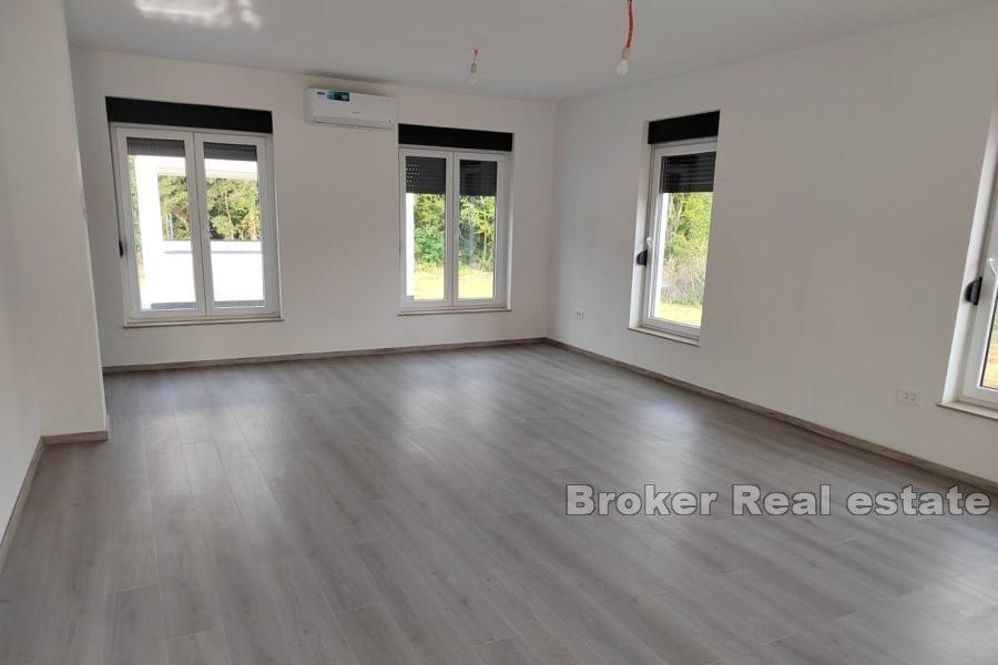 Современный дом с бассейном