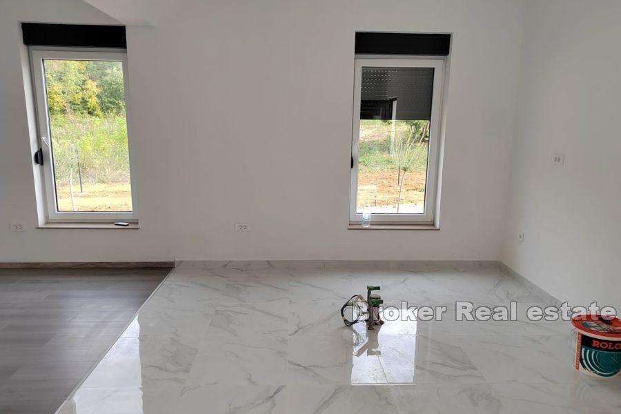 Современный дом с бассейном