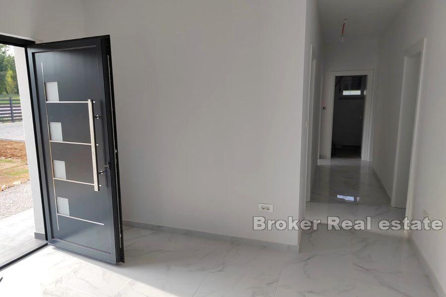 Современный дом с бассейном