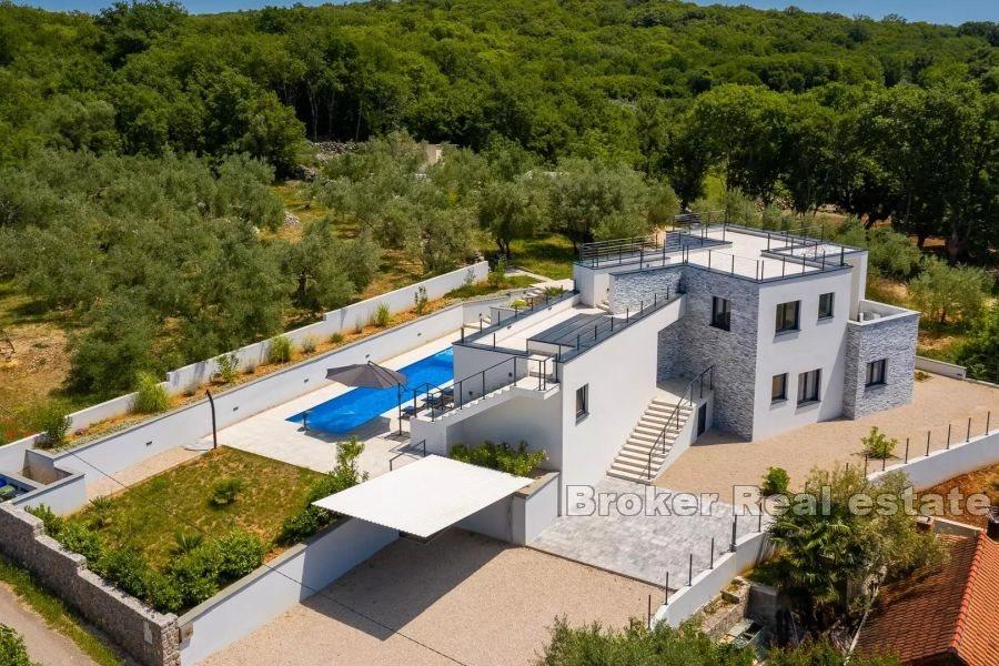 Modernes Einfamilienhaus mit Pool und Meerblick