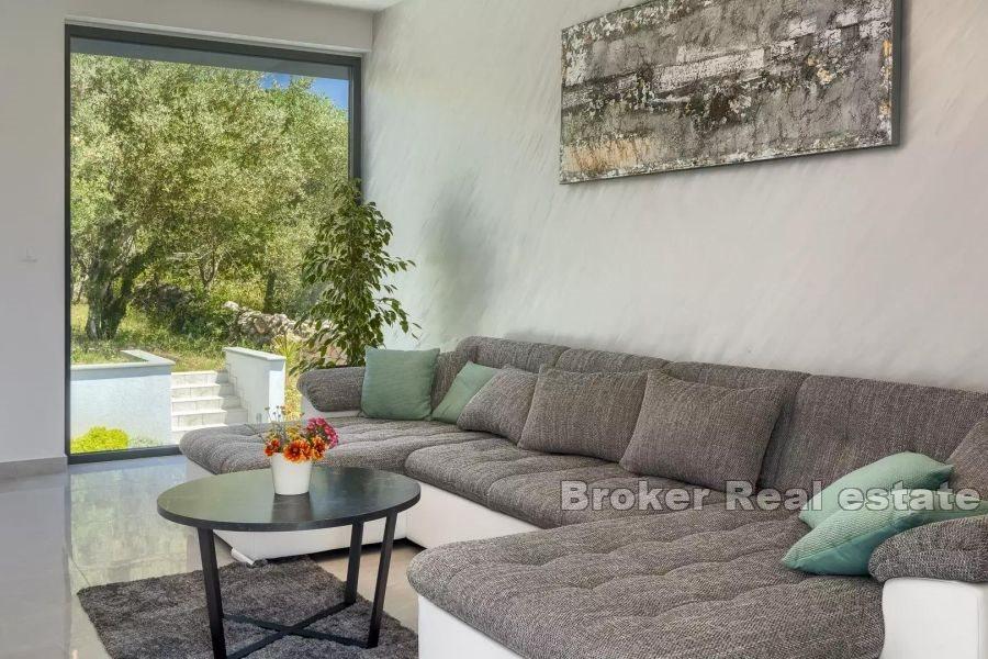 Modernt fristående hus med pool och havsutsikt