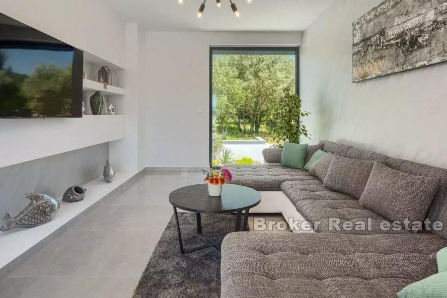 Modernt fristående hus med pool och havsutsikt