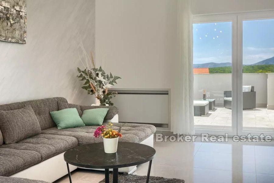 Modernt fristående hus med pool och havsutsikt