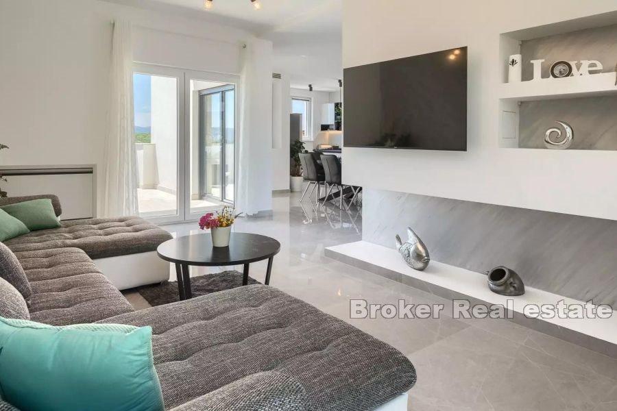 Modernes Einfamilienhaus mit Pool und Meerblick