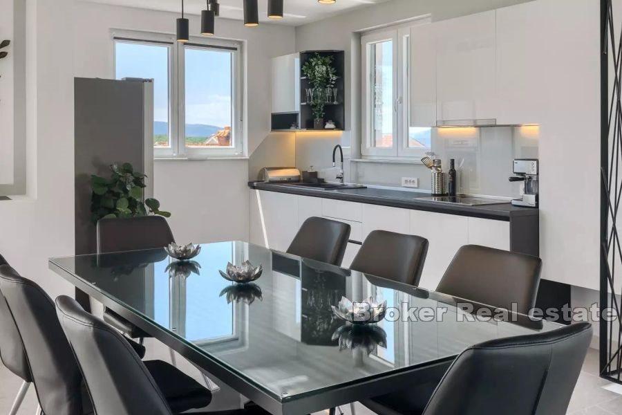 Modernt fristående hus med pool och havsutsikt