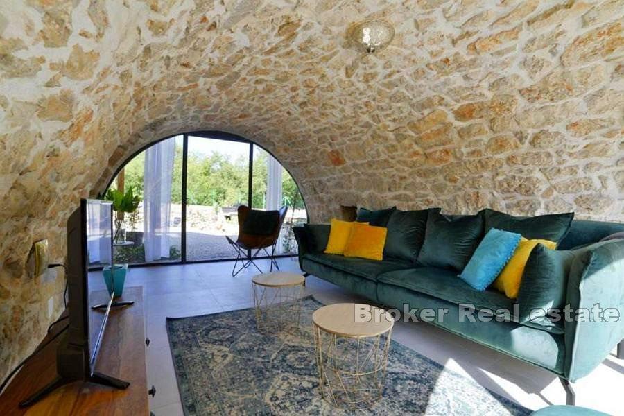 Renovirana kuća s bazenom