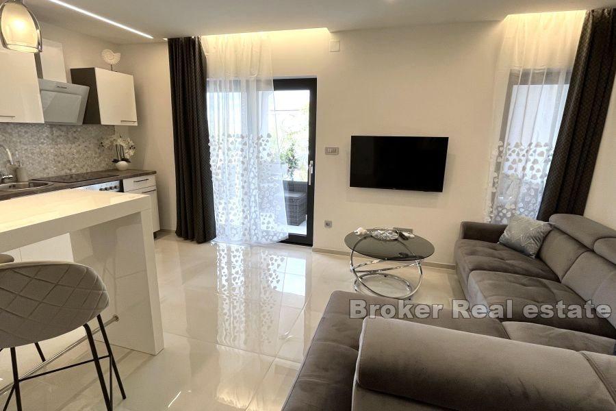 Частный дом с бассейном и видом на море