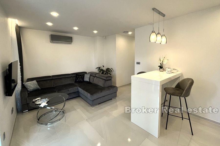 Частный дом с бассейном и видом на море