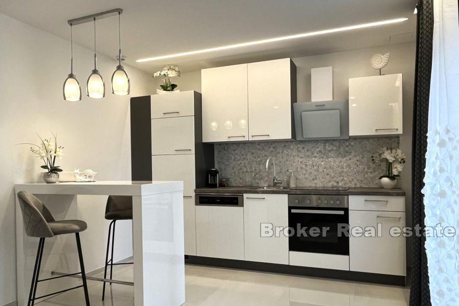 Частный дом с бассейном и видом на море