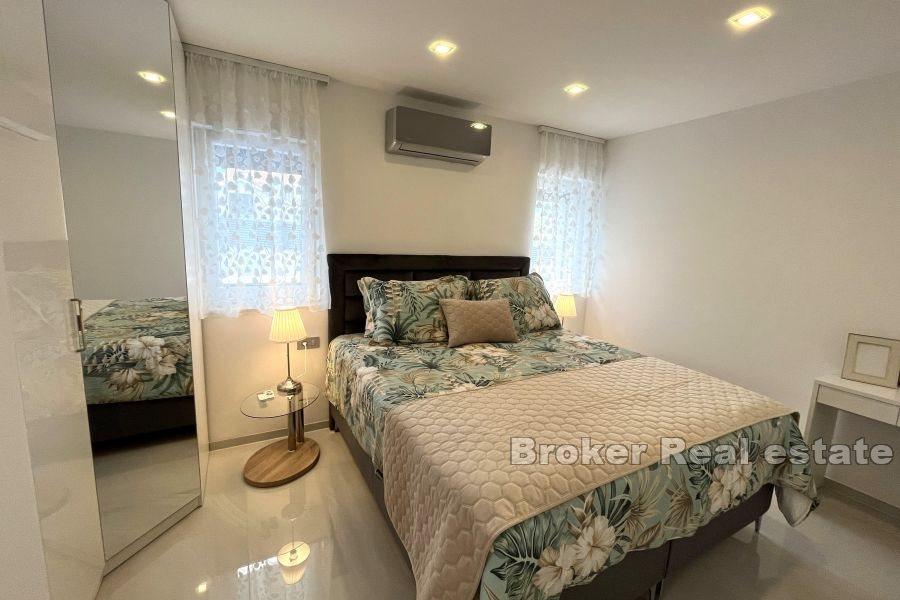 Частный дом с бассейном и видом на море