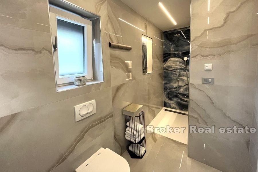 Частный дом с бассейном и видом на море