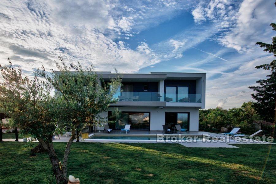 Moderna vila s bazenom