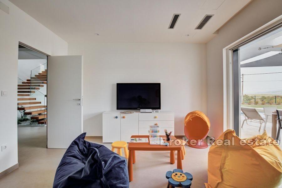 Современная вилла с бассейном