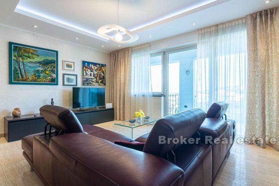 Modern three-bedroom apartment with a sea view