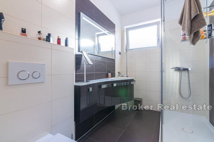 Appartement moderne de trois chambres avec vue sur la mer