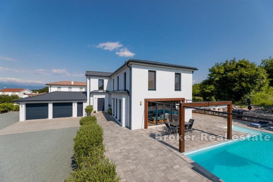 Maison moderne avec piscine en bordure de zone verte