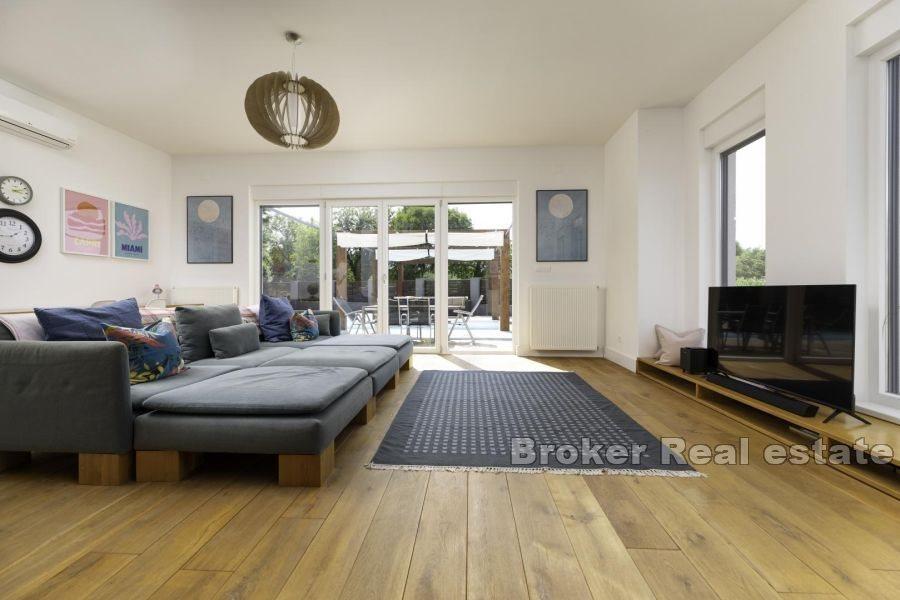 Modernes Haus mit Swimmingpool am Rande der Grünzone