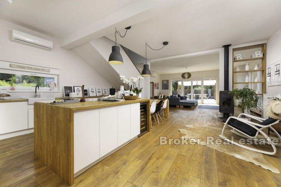 Modernes Haus mit Swimmingpool am Rande der Grünzone