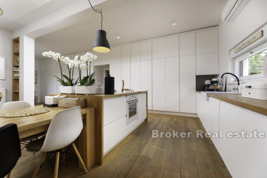 Modernes Haus mit Swimmingpool am Rande der Grünzone