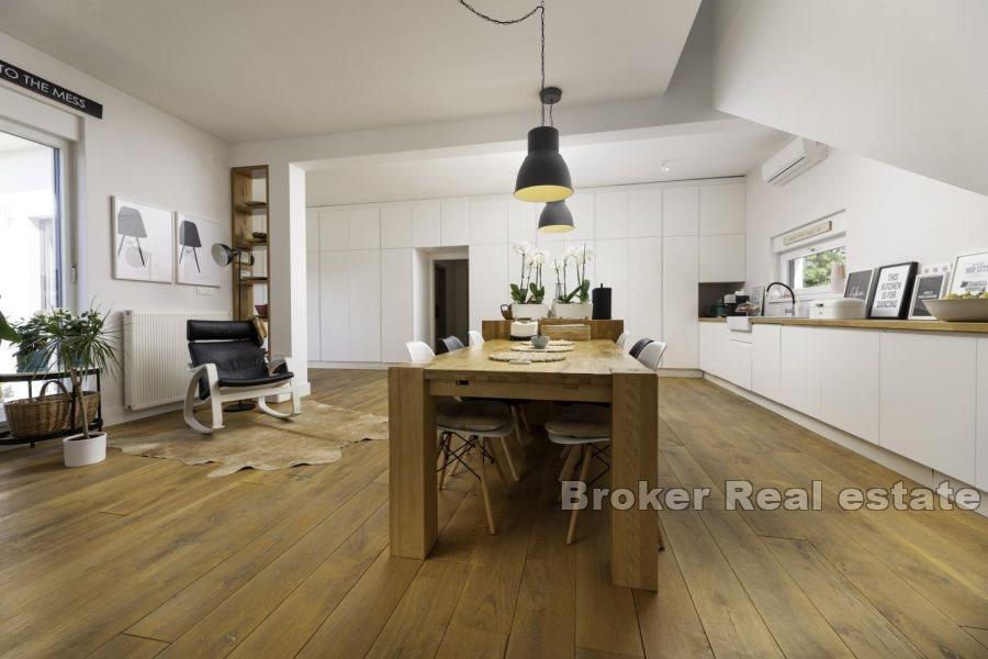 Maison moderne avec piscine en bordure de zone verte
