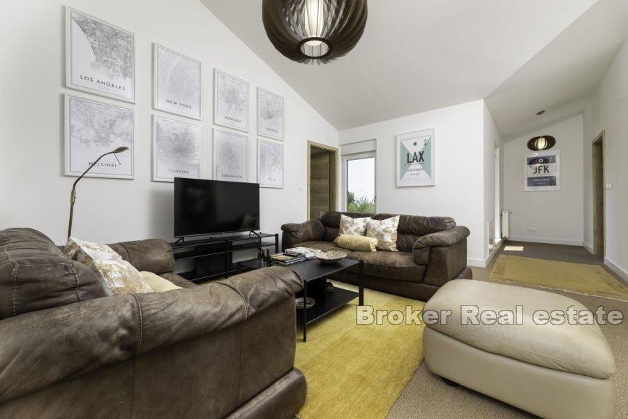 Modernes Haus mit Swimmingpool am Rande der Grünzone