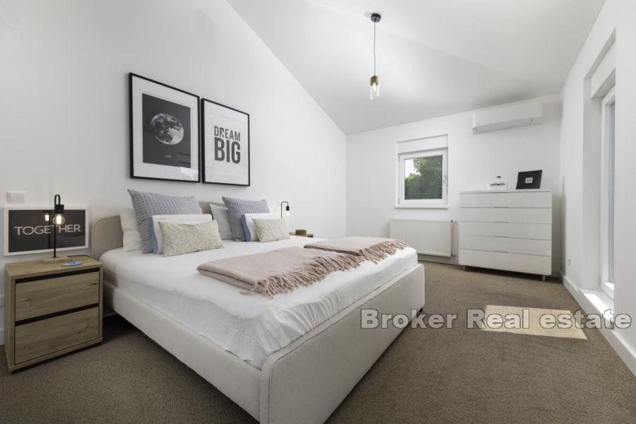 Modernes Haus mit Swimmingpool am Rande der Grünzone