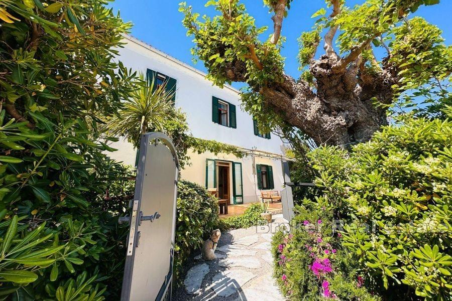 Semi-detached house, first row to the sea