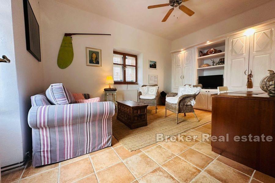 Semi-detached house, first row to the sea